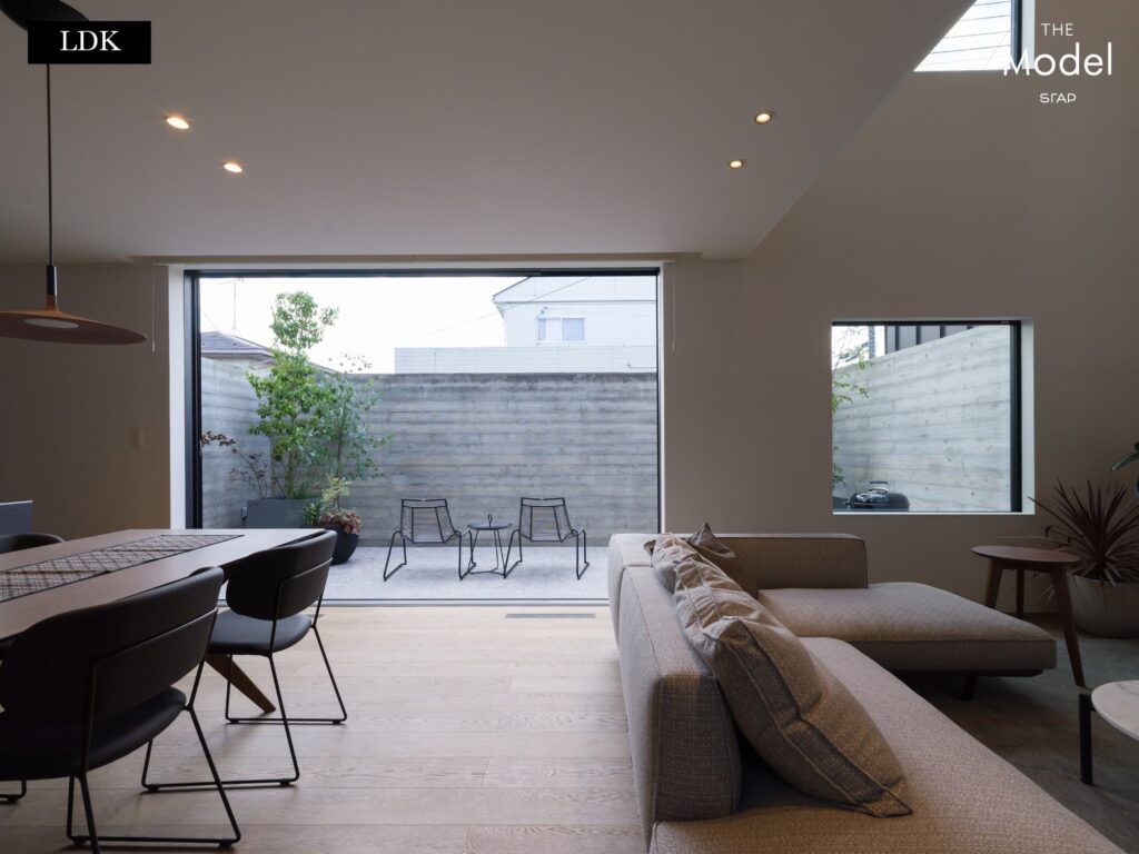 中庭が見えるリビング