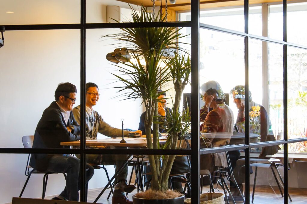 顧客と打ち合わせをしているスタッフの社員