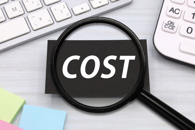 コストと書かれた紙と虫眼鏡