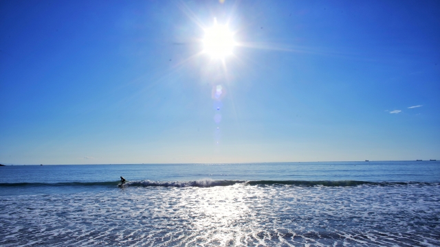 太平洋の海と太陽