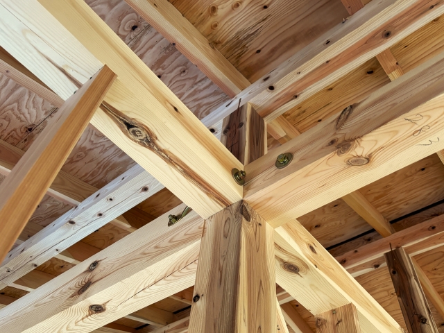 木造住宅の梁と柱