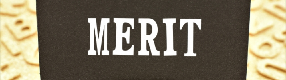 黒背景に白文字で「MERIT」と書かれたカードとクラフト紙の背景