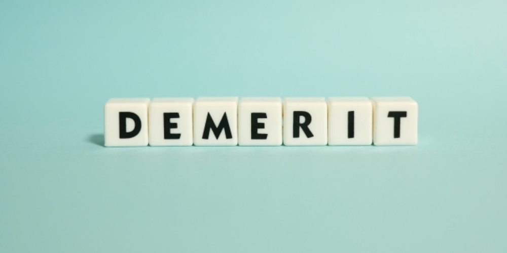 青い背景に「DEMERIT」と書かれた白いキューブが並んでいる画像