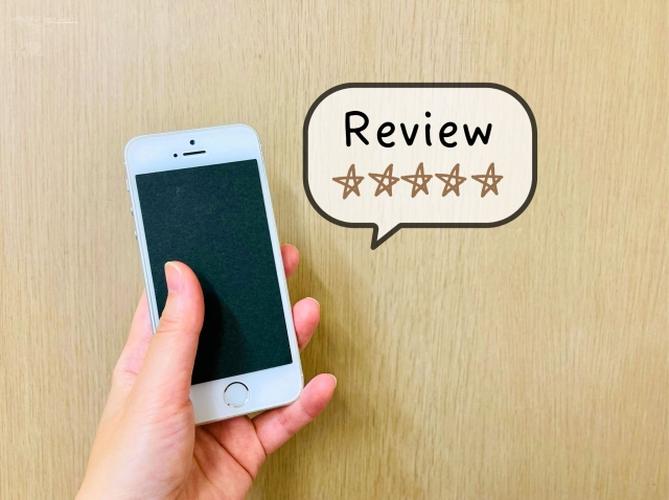 スマートフォンを手に持ち、「Review」と5つ星が書かれた吹き出しが表示されたレビュー評価のイメージ