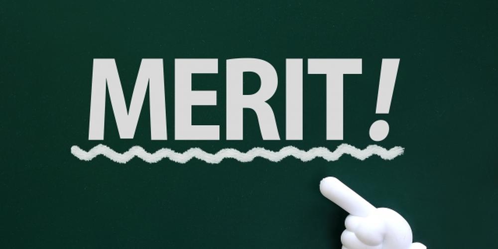 「MERIT!」の文字を指差すアニメ風の手。黒板風の背景にメリットを強調したイメージ。
