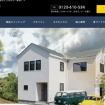 白い外壁とクラシックカーが並ぶJ-BASEのナチュラルスタイル住宅
