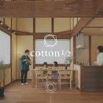 「自然素材を使用したナチュラルな木造住宅で食卓を囲む家族の様子」