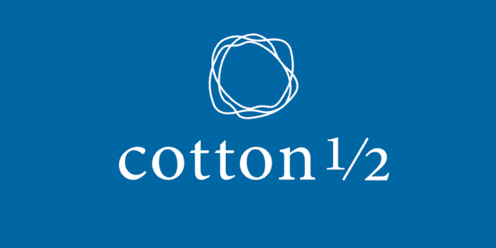cotton1/2のロゴ画像。青い背景に白の糸をモチーフにした円形マークとシンプルなタイポグラフィ。