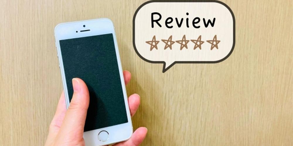 「スマートフォンを手に持ち、レビューで5つ星を表示しているイラスト」