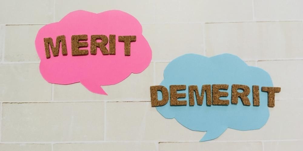 ピンクと水色の吹き出しに「MERIT」「DEMERIT」と書かれた比較イメージの装飾画像