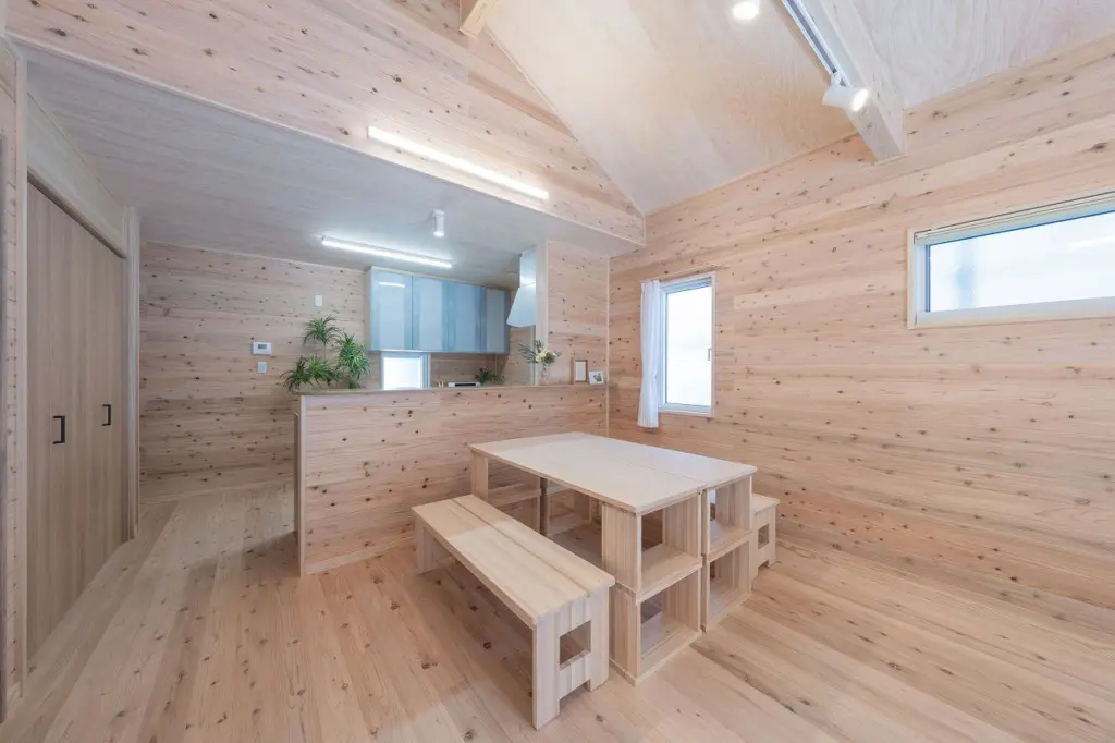 床・天井・壁に無垢材を使ったリビング