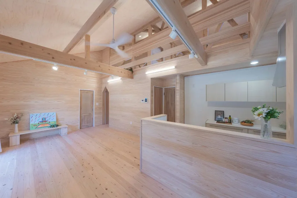 床・天井・壁に無垢材を使ったリビング