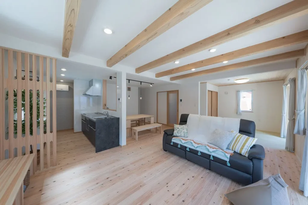 床・天井・壁に無垢材を使ったリビング