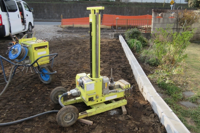 地盤調査をしている黄色の機械