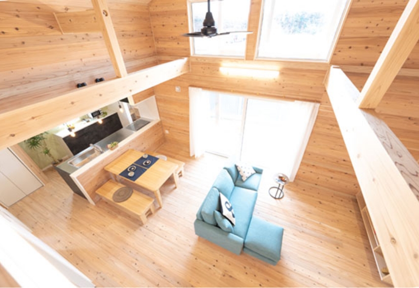 床・天井・壁に無垢材を使ったリビング