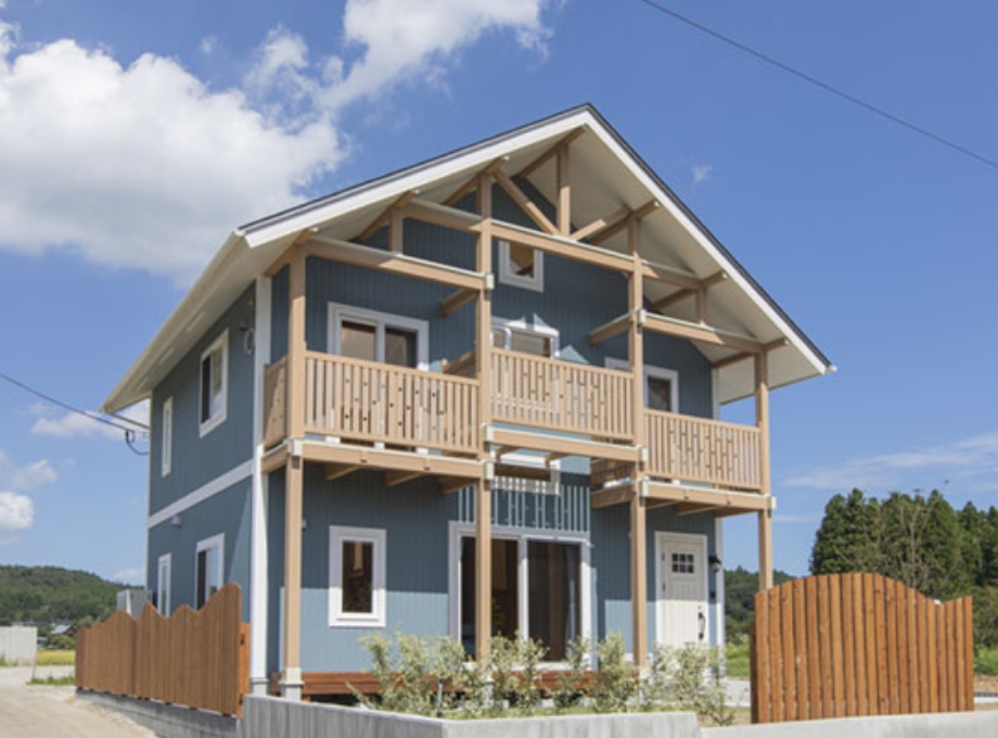 青い外壁の戸建て住宅