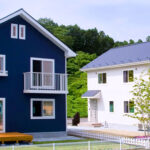 青い外壁の半規格住宅