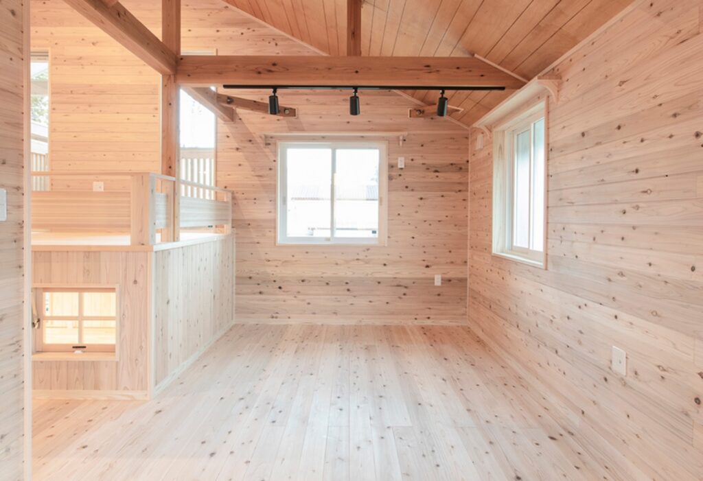 天井や壁材に天然素材を使った戸建て住宅