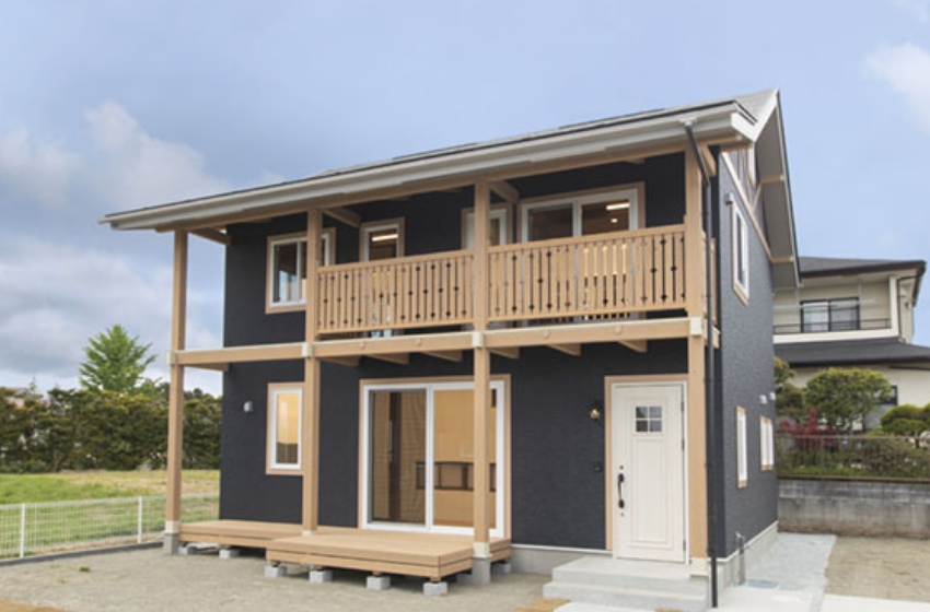 黒い外壁の戸建て住宅