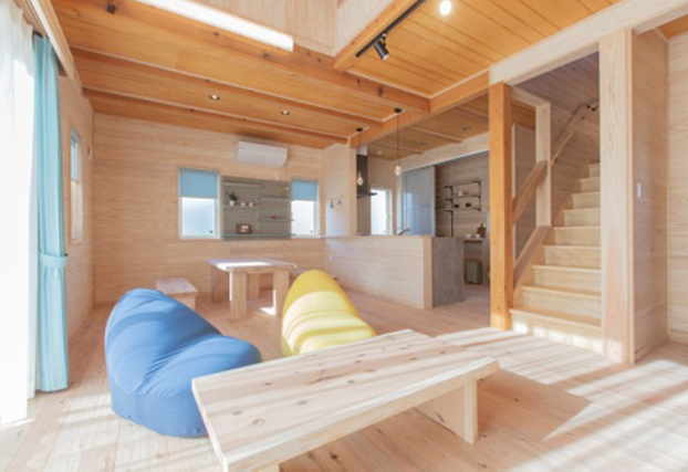 床・天井・壁に無垢材を使ったリビング