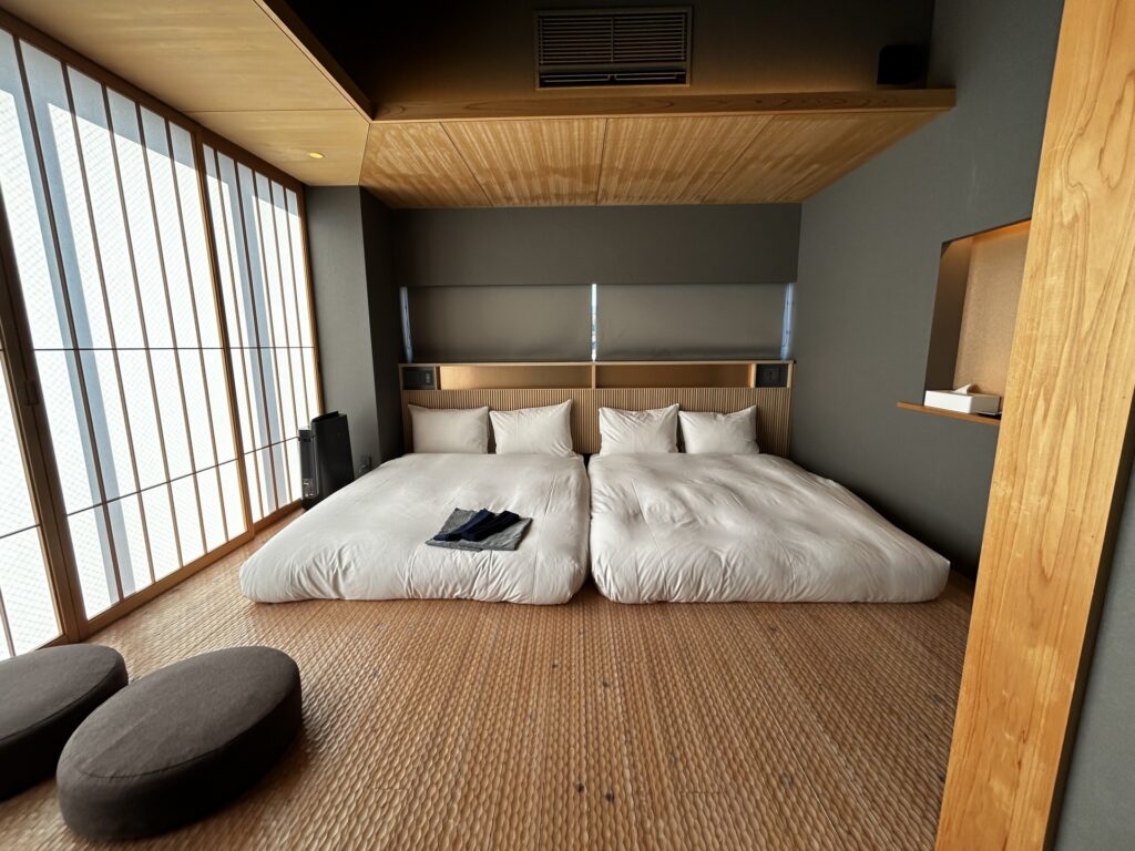 和モダンな寝室