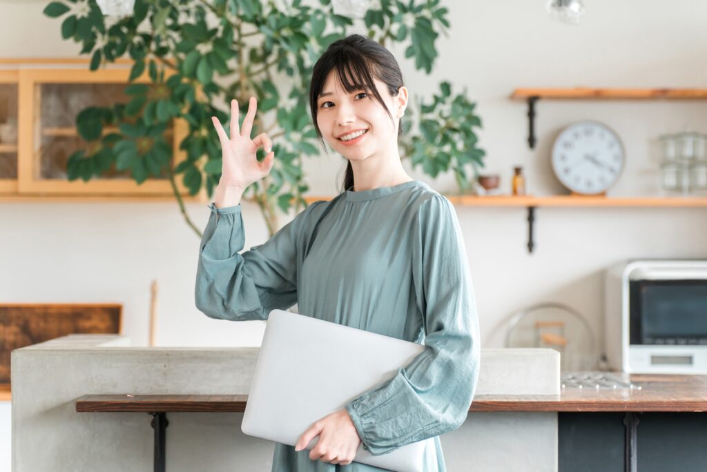 OKポーズをする女性