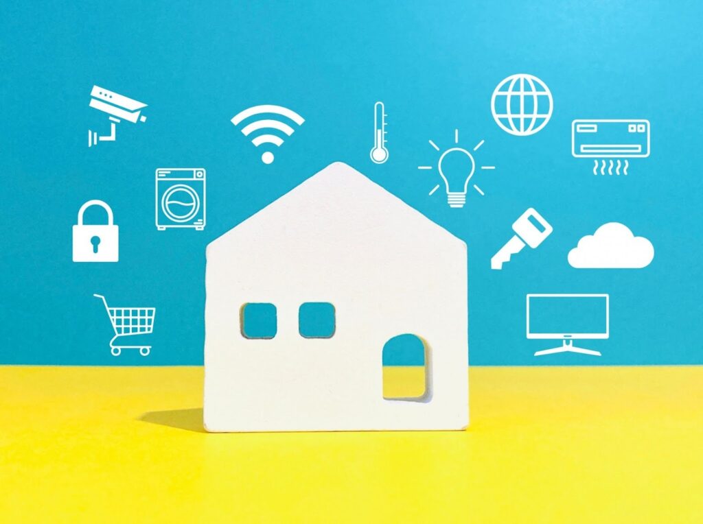 白い家の模型が黄色の床に置かれている画像